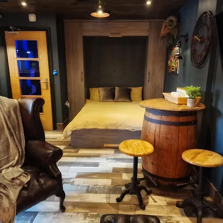 The Pub - Unique & Authentic Experience - Free Parking!, 5 Minutes From Airbus And The Mall Cribbs *
