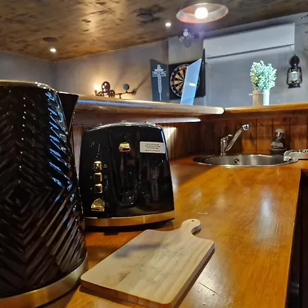 The Pub - Unique & Authentic Experience - Free Parking!, 5 Minutes From Airbus And The Mall Cribbs *