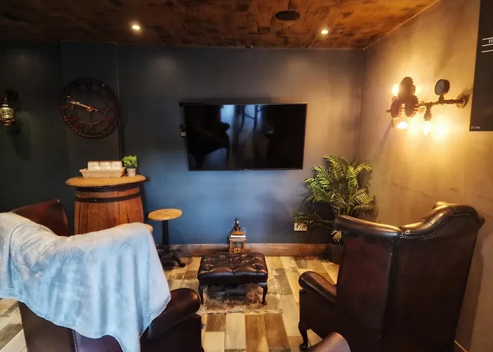 Lejlighed The Pub - Unique & Authentic Experience - Free Parking!, 5 Minutes From Airbus And The Mall Cribbs Bristol