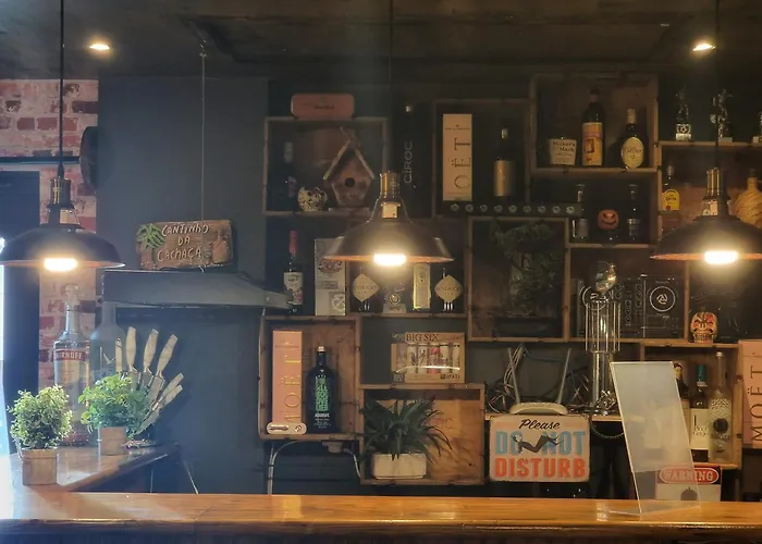 The Pub - Unique & Authentic Experience - Free Parking!, 5 Minutes From Airbus And The Mall Cribbs