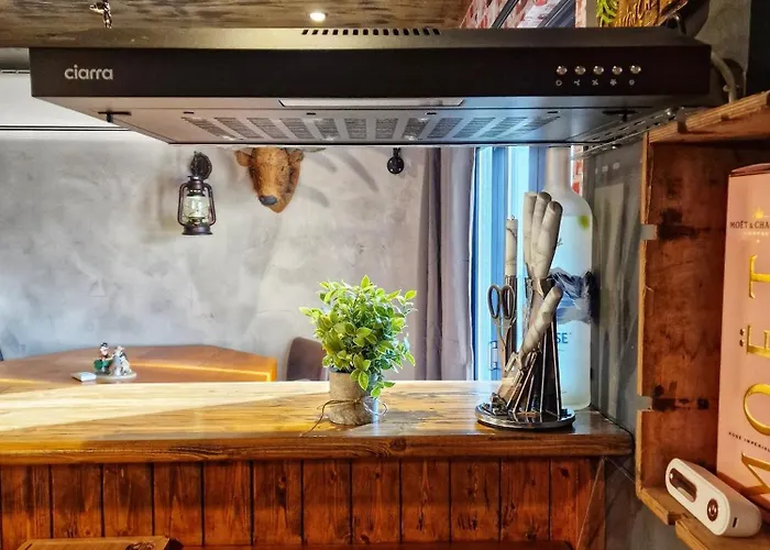 The Pub - Unique & Authentic Experience - Free Parking!, 5 Minutes From Airbus And The Mall Cribbs