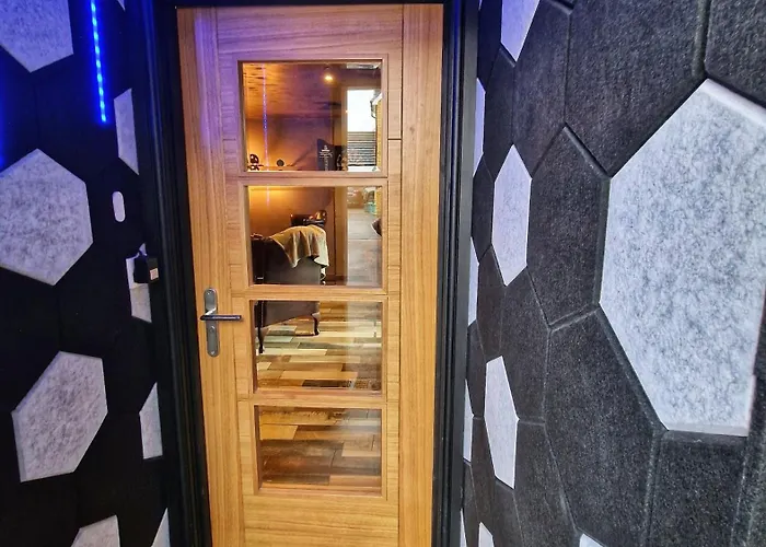 The Pub - Unique & Authentic Experience - Free Parking!, 5 Minutes From Airbus And The Mall Cribbs Lejlighed *