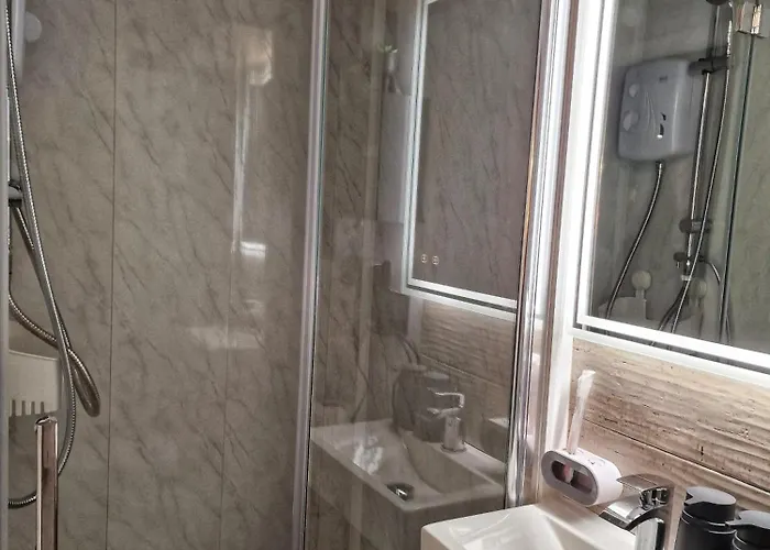 The Pub - Unique & Authentic Experience - Free Parking!, 5 Minutes From Airbus And The Mall Cribbs *