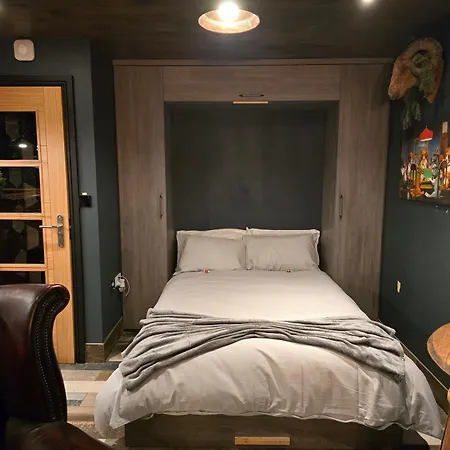 The Pub - Unique & Authentic Experience - Free Parking!, 5 Minutes From Airbus And The Mall Cribbs Апартаменты Бристоль