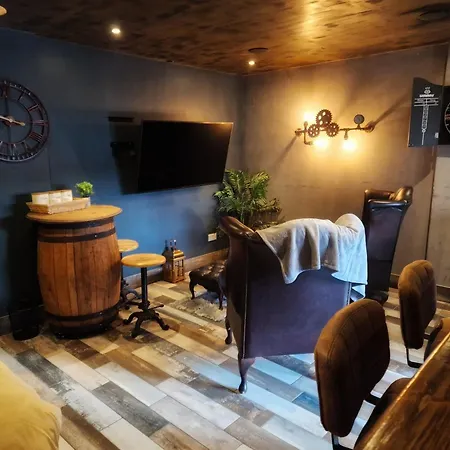 The Pub - Unique & Authentic Experience - Free Parking!, 5 Minutes From Airbus And The Mall Cribbs *