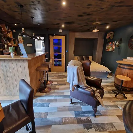 The Pub - Unique & Authentic Experience - Free Parking!, 5 Minutes From Airbus And The Mall Cribbs Bristol