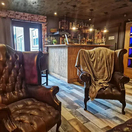 The Pub - Unique & Authentic Experience - Free Parking!, 5 Minutes From Airbus And The Mall Cribbs