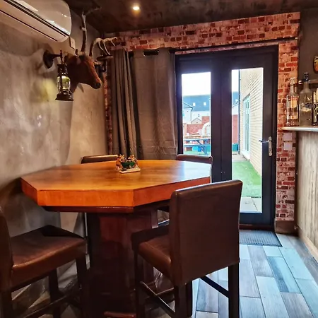 The Pub - Unique & Authentic Experience - Free Parking!, 5 Minutes From Airbus And The Mall Cribbs شقة