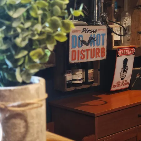 Apartment The Pub - Unique & Authentic Experience - Free Parking!, 5 Minutes From Airbus And The Mall Cribbs