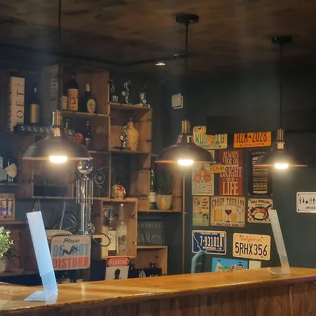 The Pub - Unique & Authentic Experience - Free Parking!, 5 Minutes From Airbus And The Mall Cribbs *