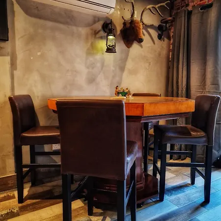 Apartamento The Pub - Unique & Authentic Experience - Free Parking!, 5 Minutes From Airbus And The Mall Cribbs *