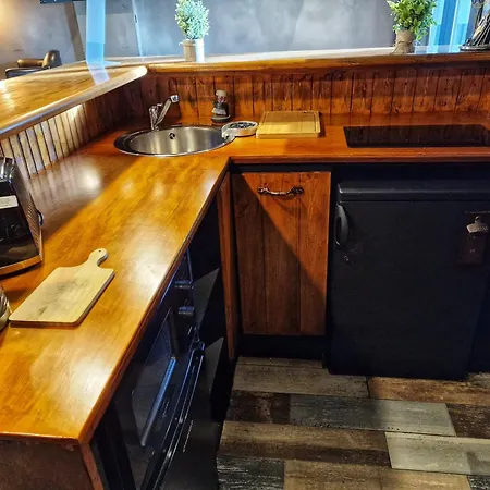 The Pub - Unique & Authentic Experience - Free Parking!, 5 Minutes From Airbus And The Mall Cribbs *