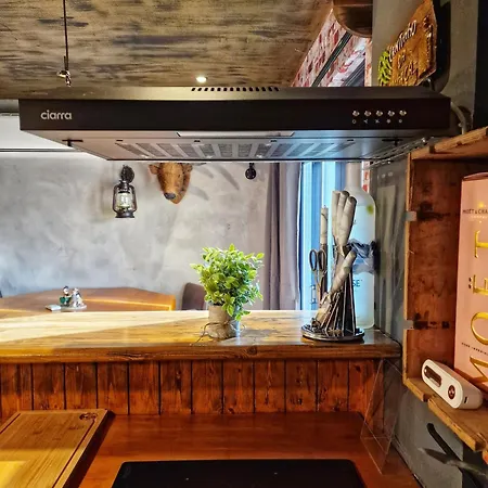 The Pub - Unique & Authentic Experience - Free Parking!, 5 Minutes From Airbus And The Mall Cribbs