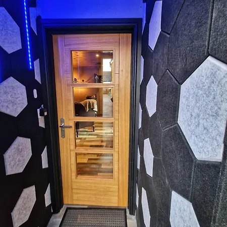 The Pub - Unique & Authentic Experience - Free Parking!, 5 Minutes From Airbus And The Mall Cribbs Apartment *