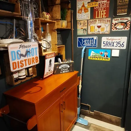 The Pub - Unique & Authentic Experience - Free Parking!, 5 Minutes From Airbus And The Mall Cribbs Apartamento *