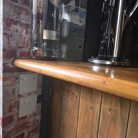 The Pub - Unique & Authentic Experience - Free Parking!, 5 Minutes From Airbus And The Mall Cribbs Bristol