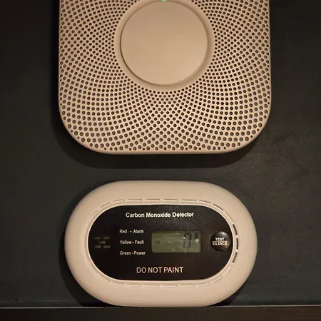 Apartamento The Pub - Unique & Authentic Experience - Free Parking!, 5 Minutes From Airbus And The Mall Cribbs