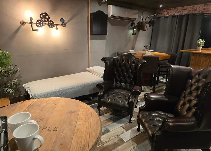 Апартаменты The Pub - Unique & Authentic Experience - Free Parking!, 5 Minutes From Airbus And The Mall Cribbs *