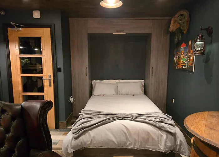 The Pub - Unique & Authentic Experience - Free Parking!, 5 Minutes From Airbus And The Mall Cribbs 아파트 브리스틀