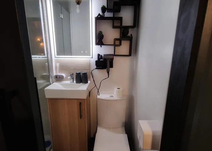 Апартаменты The Pub - Unique & Authentic Experience - Free Parking!, 5 Minutes From Airbus And The Mall Cribbs