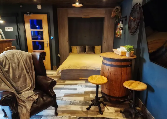 The Pub - Unique & Authentic Experience - Free Parking!, 5 Minutes From Airbus And The Mall Cribbs *