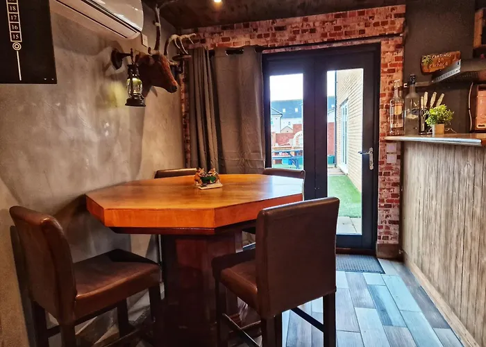 The Pub - Unique & Authentic Experience - Free Parking!, 5 Minutes From Airbus And The Mall Cribbs Апартаменты