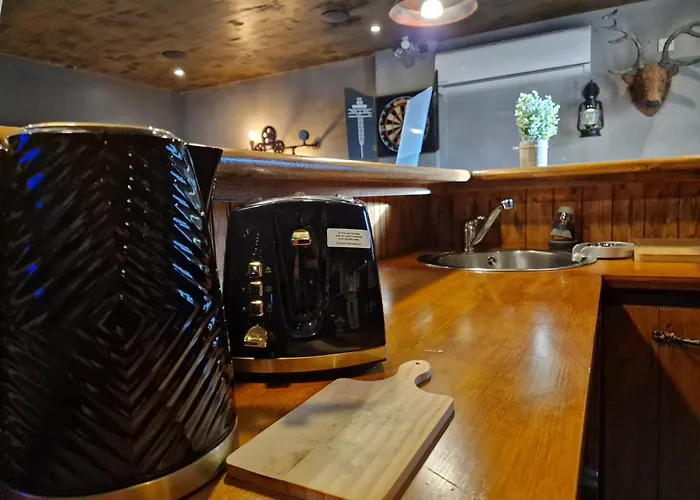 The Pub - Unique & Authentic Experience - Free Parking!, 5 Minutes From Airbus And The Mall Cribbs *