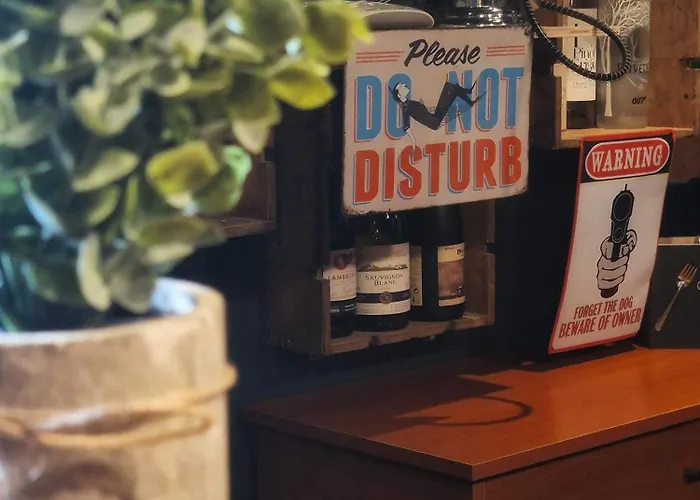 Апартаменти The Pub - Unique & Authentic Experience - Free Parking!, 5 Minutes From Airbus And The Mall Cribbs