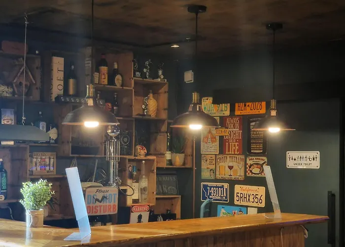 The Pub - Unique & Authentic Experience - Free Parking!, 5 Minutes From Airbus And The Mall Cribbs *