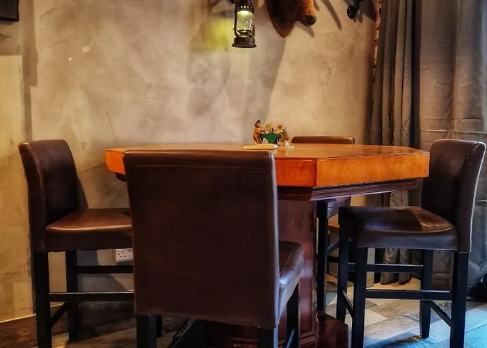 Апартаменти The Pub - Unique & Authentic Experience - Free Parking!, 5 Minutes From Airbus And The Mall Cribbs *