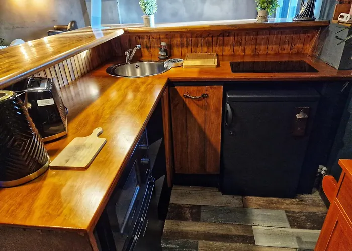 The Pub - Unique & Authentic Experience - Free Parking!, 5 Minutes From Airbus And The Mall Cribbs *