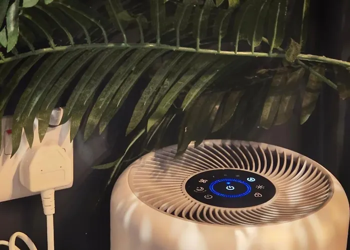 The Pub - Unique & Authentic Experience - Free Parking!, 5 Minutes From Airbus And The Mall Cribbs