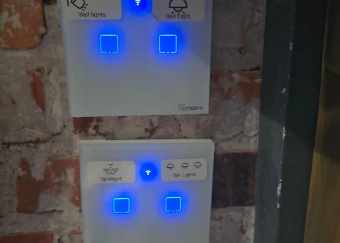 The Pub - Unique & Authentic Experience - Free Parking!, 5 Minutes From Airbus And The Mall Cribbs