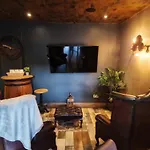 Апартаменты The Pub - Unique & Authentic Experience - Free Parking!, 5 Minutes From Airbus And The Mall Cribbs Бристоль