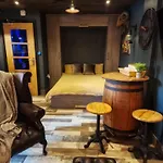 The Pub - Unique & Authentic Experience - Free Parking!, 5 Minutes From Airbus And The Mall Cribbs *