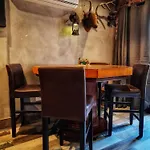 Апартаменты The Pub - Unique & Authentic Experience - Free Parking!, 5 Minutes From Airbus And The Mall Cribbs *