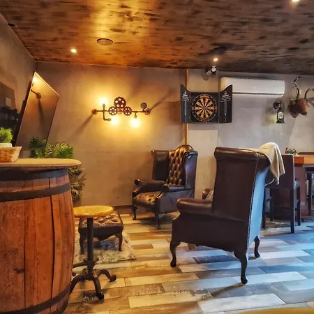 The Pub - Unique & Authentic Experience - Free Parking!, 5 Minutes From Airbus And The Mall Cribbs Апартаменты Бристоль